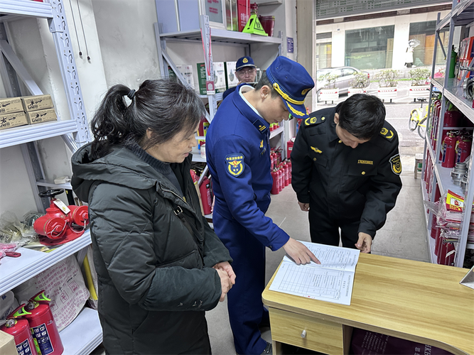 筑牢安全防线 消防路5家商户消防器材抽检行动纪实